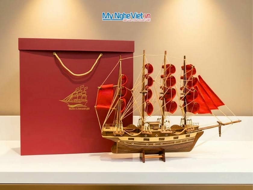 Combo Mô hình thuyền buồm phong thủy France II buồm đỏ Và Hộp Ép Kim Cao Cấp CBMNV-TB026-3