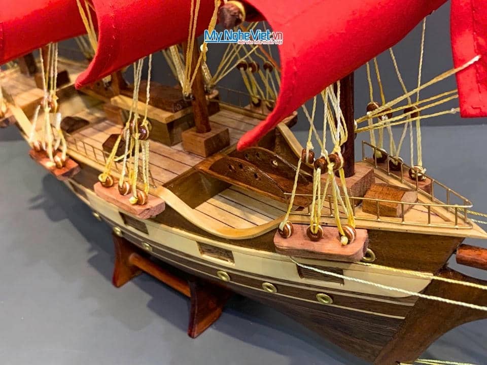 Combo Mô hình thuyền buồm phong thủy France II buồm đỏ Và Hộp Ép Kim Cao Cấp CBMNV-TB026-3