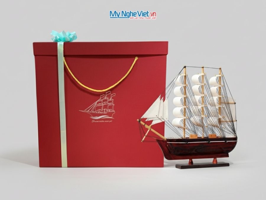 Mô hình thuyền buồm phong thủy France II gỗ cẩm lai (thân 28cm) và hộp ép kim cao cấp CBMNV-TB80