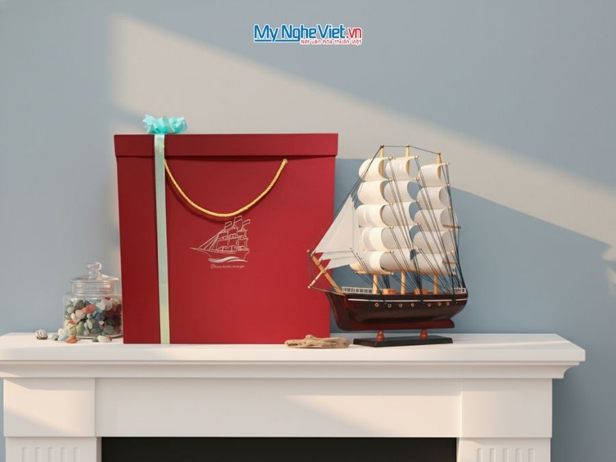 Mô hình thuyền buồm phong thủy France II (thân 32cm) và hộp quà tặng ép kim CBMNV-TB80/32