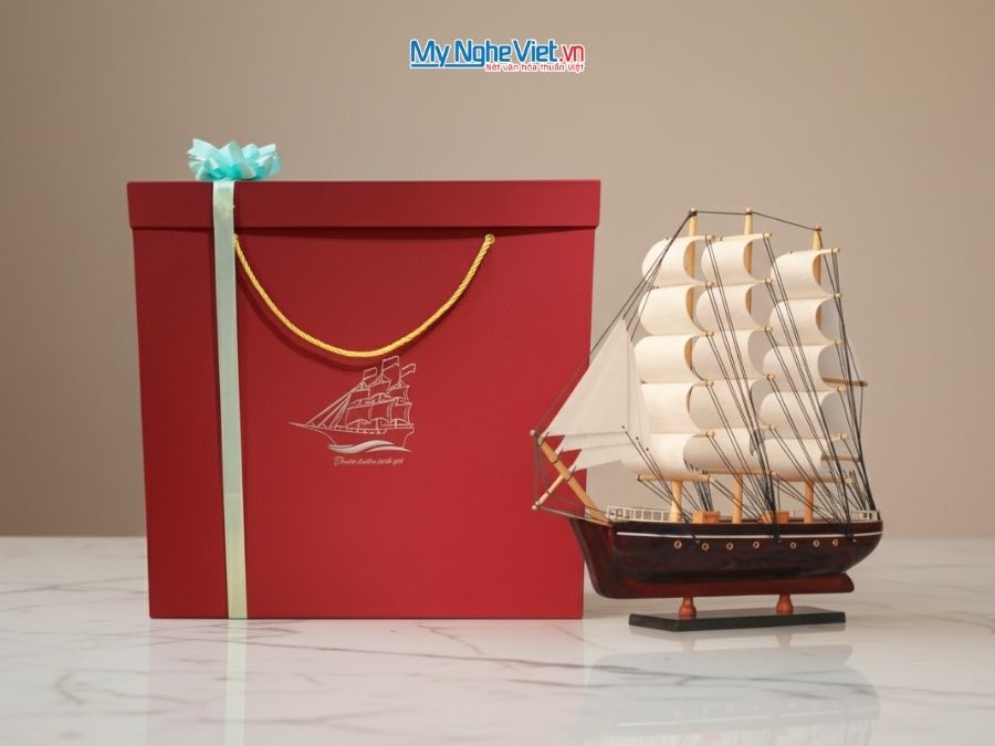 Mô hình thuyền buồm phong thủy France II (thân 32cm) và hộp quà tặng ép kim CBMNV-TB80/32