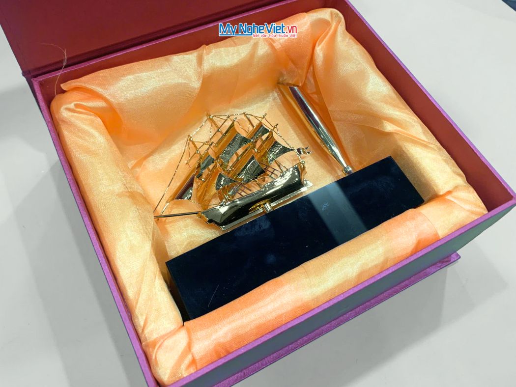 Mô Hình Thuyền Cắm Bút Mạ Vàng MNV-DD134511