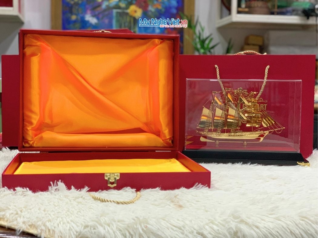 Mô Hình Thuyền Dát Vàng 24K DDTB026