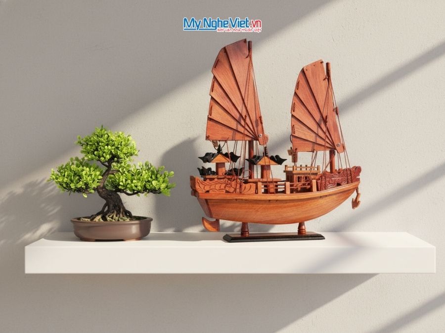 Mô hình thuyền gỗ  Việt Nam-Thuyền Rồng gỗ hương thân 30cm MNV-TB16-1H